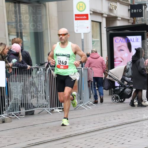 05.10.2025 - 20. swb-Marathon Bremen Strokosch-Dieckow http://msf.ph/oto/9293824 05.10.2025 12:47:19 Ziel 1249, 1688, 5640, 6984, 9046, 1249, 1688, 5640, 6984, 9046 meine-sportfotos.de