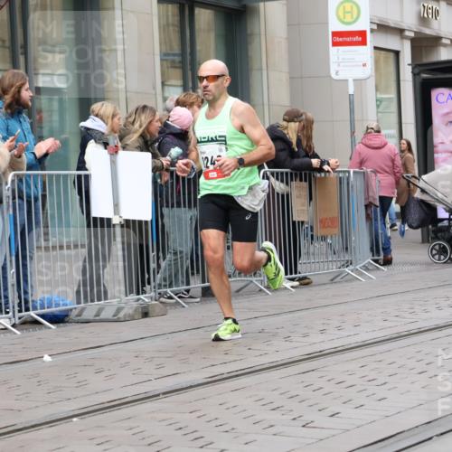 05.10.2025 - 20. swb-Marathon Bremen Strokosch-Dieckow http://msf.ph/oto/9293828 05.10.2025 12:47:19 Ziel 1249, 1688, 5640, 6984, 9046, 1249, 1688, 5640, 6984, 9046 meine-sportfotos.de