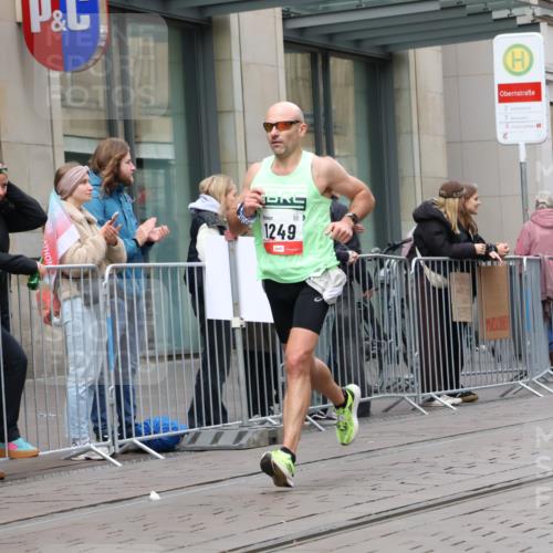 05.10.2025 - 20. swb-Marathon Bremen Strokosch-Dieckow http://msf.ph/oto/9293830 05.10.2025 12:47:19 Ziel 1249, 1688, 5640, 6984, 9046, 1249, 1688, 5640, 6984, 9046 meine-sportfotos.de