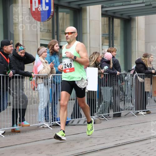 05.10.2025 - 20. swb-Marathon Bremen Strokosch-Dieckow http://msf.ph/oto/9293834 05.10.2025 12:47:19 Ziel 1249, 1688, 5640, 6984, 9046, 1249, 1688, 5640, 6984, 9046 meine-sportfotos.de