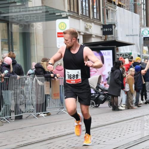 05.10.2025 - 20. swb-Marathon Bremen Strokosch-Dieckow http://msf.ph/oto/9293837 05.10.2025 12:47:20 Ziel 1249, 1688, 5640, 6984, 9046, 1249, 1688, 5640, 6984, 9046 meine-sportfotos.de