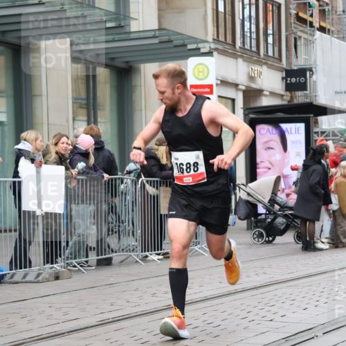 05.10.2025 - 20. swb-Marathon Bremen Strokosch-Dieckow http://msf.ph/oto/9293841 05.10.2025 12:47:20 Ziel 1249, 1688, 5640, 6984, 9046, 1249, 1688, 5640, 6984, 9046 meine-sportfotos.de