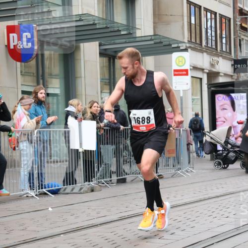05.10.2025 - 20. swb-Marathon Bremen Strokosch-Dieckow http://msf.ph/oto/9293845 05.10.2025 12:47:20 Ziel 1249, 1688, 5640, 6984, 9046, 1249, 1688, 5640, 6984, 9046 meine-sportfotos.de