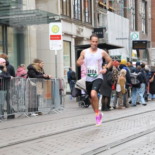 05.10.2025 - 20. swb-Marathon Bremen Strokosch-Dieckow http://msf.ph/oto/9293870 05.10.2025 12:47:25 Ziel 258, 1688, 5640, 6984, 258, 1688, 5640, 6984 meine-sportfotos.de