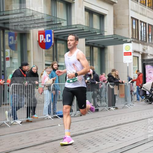 05.10.2025 - 20. swb-Marathon Bremen Strokosch-Dieckow http://msf.ph/oto/9293882 05.10.2025 12:47:26 Ziel 258, 1688, 5640, 6984, 8550, 258, 1688, 5640, 6984, 8550 meine-sportfotos.de