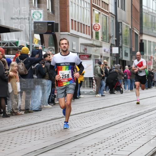 05.10.2025 - 20. swb-Marathon Bremen Strokosch-Dieckow http://msf.ph/oto/9293886 05.10.2025 12:47:36 Ziel 258, 5640, 7442, 8550, 258, 5640, 7442, 8550 meine-sportfotos.de