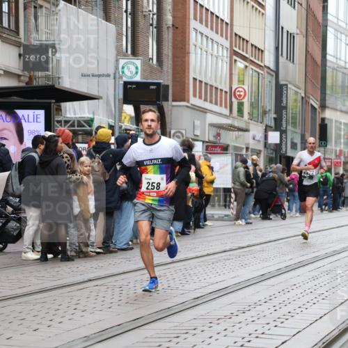 05.10.2025 - 20. swb-Marathon Bremen Strokosch-Dieckow http://msf.ph/oto/9293890 05.10.2025 12:47:36 Ziel 258, 5640, 7442, 8550, 258, 5640, 7442, 8550 meine-sportfotos.de
