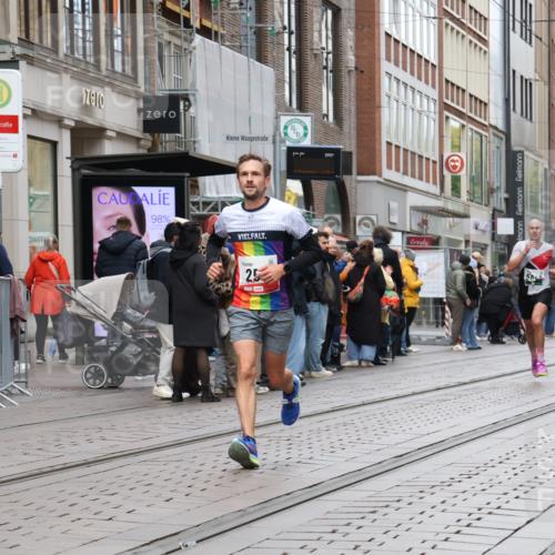 05.10.2025 - 20. swb-Marathon Bremen Strokosch-Dieckow http://msf.ph/oto/9293898 05.10.2025 12:47:37 Ziel 258, 5640, 7442, 8550, 258, 5640, 7442, 8550 meine-sportfotos.de