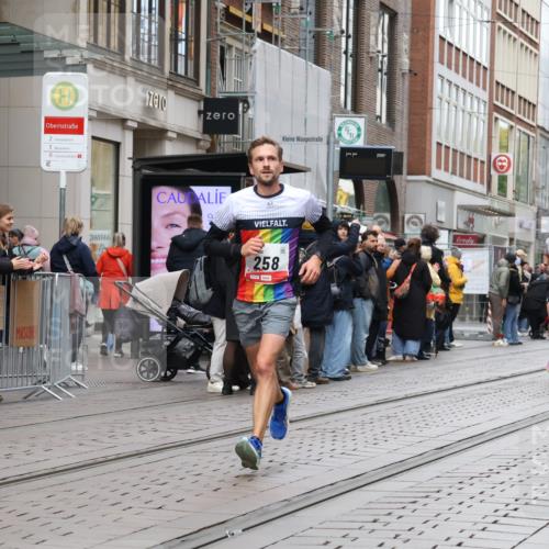 05.10.2025 - 20. swb-Marathon Bremen Strokosch-Dieckow http://msf.ph/oto/9293901 05.10.2025 12:47:37 Ziel 258, 5640, 7442, 8550, 258, 5640, 7442, 8550 meine-sportfotos.de