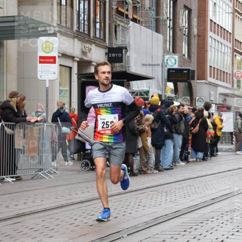 05.10.2025 - 20. swb-Marathon Bremen Strokosch-Dieckow http://msf.ph/oto/9293906 05.10.2025 12:47:38 Ziel 258, 5640, 7442, 8550, 258, 5640, 7442, 8550 meine-sportfotos.de