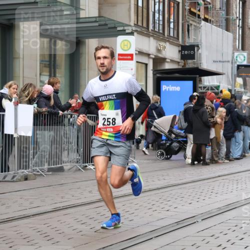 05.10.2025 - 20. swb-Marathon Bremen Strokosch-Dieckow http://msf.ph/oto/9293912 05.10.2025 12:47:38 Ziel 258, 5640, 7442, 8550, 258, 5640, 7442, 8550 meine-sportfotos.de