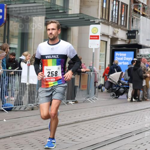 05.10.2025 - 20. swb-Marathon Bremen Strokosch-Dieckow http://msf.ph/oto/9293916 05.10.2025 12:47:39 Ziel 258, 5640, 7442, 8550, 258, 5640, 7442, 8550 meine-sportfotos.de