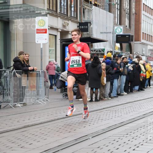 05.10.2025 - 20. swb-Marathon Bremen Strokosch-Dieckow http://msf.ph/oto/9293945 05.10.2025 12:47:48 Ziel 6927, 7442, 8550, 6927, 7442, 8550 meine-sportfotos.de