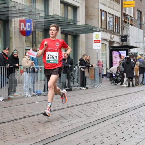 05.10.2025 - 20. swb-Marathon Bremen Strokosch-Dieckow http://msf.ph/oto/9293960 05.10.2025 12:47:49 Ziel 6927, 7442, 8550, 6927, 7442, 8550 meine-sportfotos.de