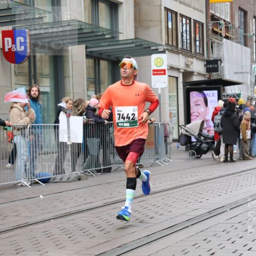 05.10.2025 - 20. swb-Marathon Bremen Strokosch-Dieckow http://msf.ph/oto/9293966 05.10.2025 12:47:55 Ziel 17, 618, 1647, 5608, 6927, 7442, 17, 618, 1647, 5608, 6927, 7442 meine-sportfotos.de