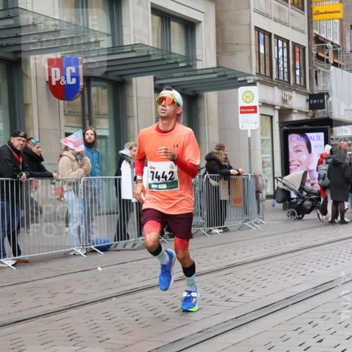 05.10.2025 - 20. swb-Marathon Bremen Strokosch-Dieckow http://msf.ph/oto/9293968 05.10.2025 12:47:55 Ziel 17, 618, 1647, 5608, 6927, 7442, 17, 618, 1647, 5608, 6927, 7442 meine-sportfotos.de
