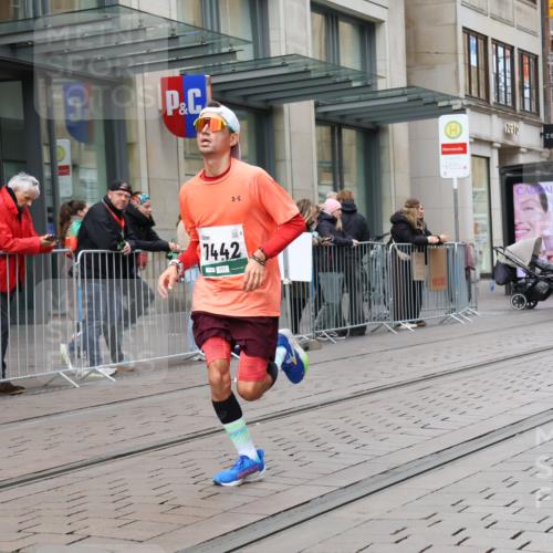 05.10.2025 - 20. swb-Marathon Bremen Strokosch-Dieckow http://msf.ph/oto/9293971 05.10.2025 12:47:55 Ziel 17, 618, 1647, 5608, 6927, 7442, 17, 618, 1647, 5608, 6927, 7442 meine-sportfotos.de
