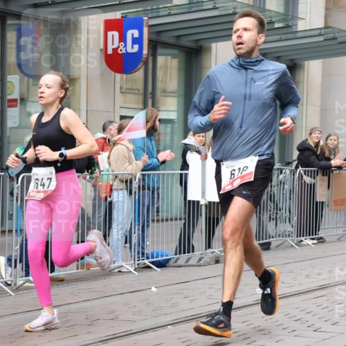 05.10.2025 - 20. swb-Marathon Bremen Strokosch-Dieckow http://msf.ph/oto/9293987 05.10.2025 12:48:12 Ziel 17, 62, 603, 618, 742, 871, 1647, 5608, 6927, 17, 62, 603, 618, 742, 871, 1647, 5608, 6927 meine-sportfotos.de