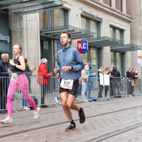 05.10.2025 - 20. swb-Marathon Bremen Strokosch-Dieckow http://msf.ph/oto/9293993 05.10.2025 12:48:12 Ziel 17, 62, 603, 618, 742, 871, 1647, 5608, 6927, 17, 62, 603, 618, 742, 871, 1647, 5608, 6927 meine-sportfotos.de