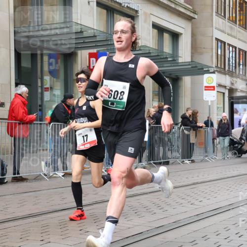 05.10.2025 - 20. swb-Marathon Bremen Strokosch-Dieckow http://msf.ph/oto/9294013 05.10.2025 12:48:15 Ziel 17, 62, 603, 618, 742, 871, 1647, 2133, 5608, 17, 62, 603, 618, 742, 871, 1647, 2133, 5608 meine-sportfotos.de