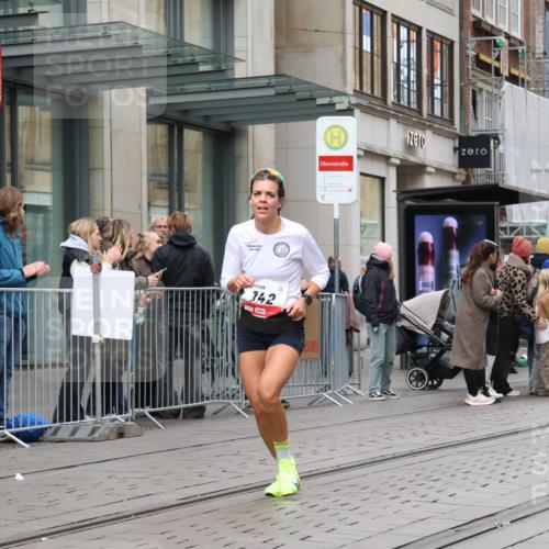 05.10.2025 - 20. swb-Marathon Bremen Strokosch-Dieckow http://msf.ph/oto/9294020 05.10.2025 12:48:16 Ziel 17, 62, 603, 618, 742, 871, 1647, 2133, 5608, 17, 62, 603, 618, 742, 871, 1647, 2133, 5608 meine-sportfotos.de