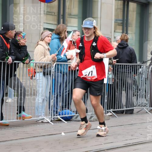 05.10.2025 - 20. swb-Marathon Bremen Strokosch-Dieckow http://msf.ph/oto/9294075 05.10.2025 12:48:27 Ziel 62, 603, 742, 871, 1293, 2133, 3552, 62, 603, 742, 871, 1293, 2133, 3552 meine-sportfotos.de