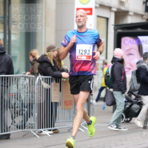 05.10.2025 - 20. swb-Marathon Bremen Strokosch-Dieckow http://msf.ph/oto/9294117 05.10.2025 12:48:40 Ziel 566, 1293, 3552, 566, 1293, 3552 meine-sportfotos.de