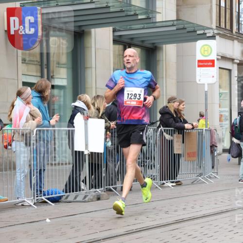 05.10.2025 - 20. swb-Marathon Bremen Strokosch-Dieckow http://msf.ph/oto/9294124 05.10.2025 12:48:41 Ziel 566, 1293, 3552, 566, 1293, 3552 meine-sportfotos.de
