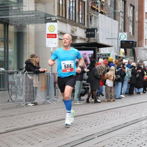 05.10.2025 - 20. swb-Marathon Bremen Strokosch-Dieckow http://msf.ph/oto/9294134 05.10.2025 12:48:58 Ziel 566, 632, 8321, 566, 632, 8321 meine-sportfotos.de