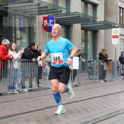 05.10.2025 - 20. swb-Marathon Bremen Strokosch-Dieckow http://msf.ph/oto/9294142 05.10.2025 12:48:59 Ziel 566, 632, 8321, 566, 632, 8321 meine-sportfotos.de