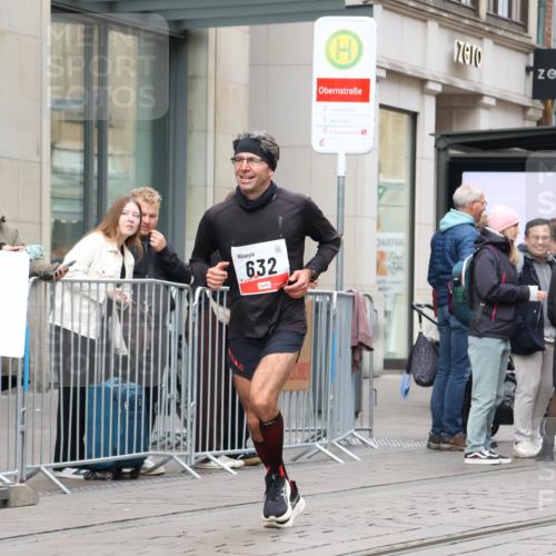 05.10.2025 - 20. swb-Marathon Bremen Strokosch-Dieckow http://msf.ph/oto/9294158 05.10.2025 12:49:04 Ziel 632, 8321, 632, 8321 meine-sportfotos.de