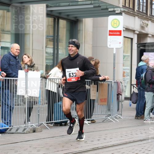 05.10.2025 - 20. swb-Marathon Bremen Strokosch-Dieckow http://msf.ph/oto/9294162 05.10.2025 12:49:04 Ziel 632, 8321, 632, 8321 meine-sportfotos.de