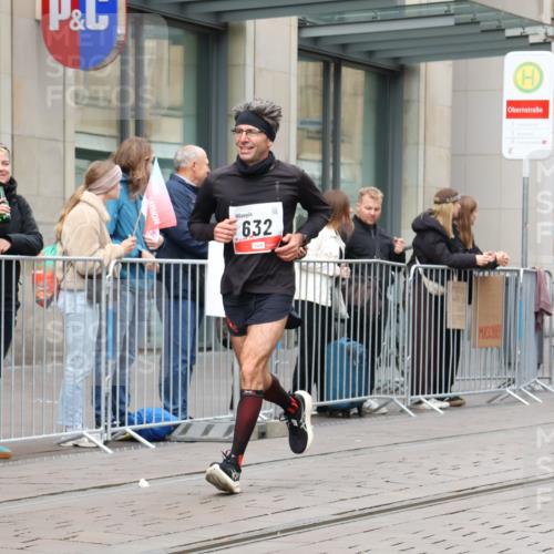 05.10.2025 - 20. swb-Marathon Bremen Strokosch-Dieckow http://msf.ph/oto/9294165 05.10.2025 12:49:04 Ziel 632, 8321, 632, 8321 meine-sportfotos.de