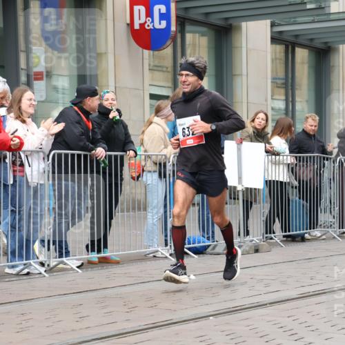 05.10.2025 - 20. swb-Marathon Bremen Strokosch-Dieckow http://msf.ph/oto/9294168 05.10.2025 12:49:05 Ziel 632, 8321, 632, 8321 meine-sportfotos.de
