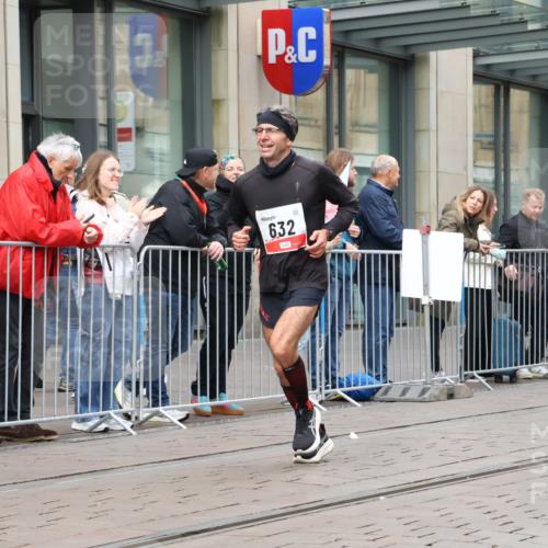 05.10.2025 - 20. swb-Marathon Bremen Strokosch-Dieckow http://msf.ph/oto/9294169 05.10.2025 12:49:05 Ziel 632, 8321, 632, 8321 meine-sportfotos.de