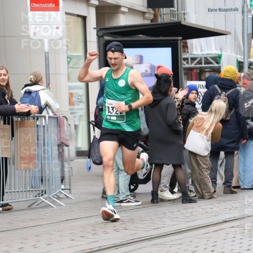05.10.2025 - 20. swb-Marathon Bremen Strokosch-Dieckow http://msf.ph/oto/9294180 05.10.2025 12:49:14 Ziel 632, 2838, 8321, 632, 2838, 8321 meine-sportfotos.de