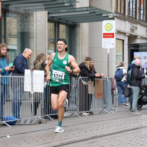 05.10.2025 - 20. swb-Marathon Bremen Strokosch-Dieckow http://msf.ph/oto/9294190 05.10.2025 12:49:15 Ziel 632, 2838, 8321, 632, 2838, 8321 meine-sportfotos.de