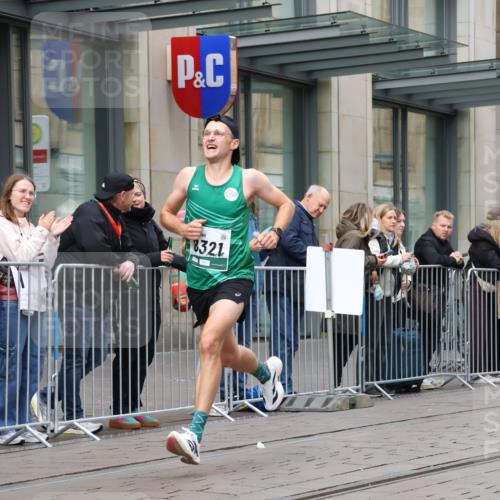 05.10.2025 - 20. swb-Marathon Bremen Strokosch-Dieckow http://msf.ph/oto/9294198 05.10.2025 12:49:16 Ziel 632, 2838, 8321, 632, 2838, 8321 meine-sportfotos.de