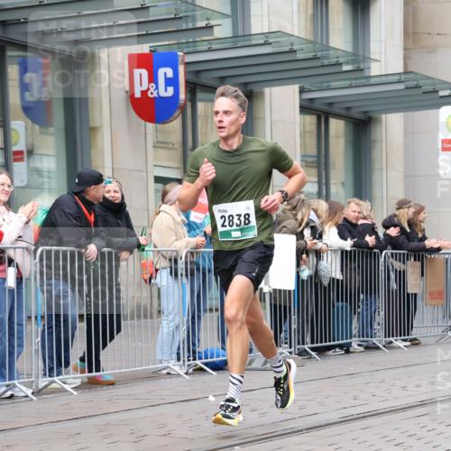 05.10.2025 - 20. swb-Marathon Bremen Strokosch-Dieckow http://msf.ph/oto/9294200 05.10.2025 12:49:34 Ziel 733, 2838, 8883, 733, 2838, 8883 meine-sportfotos.de
