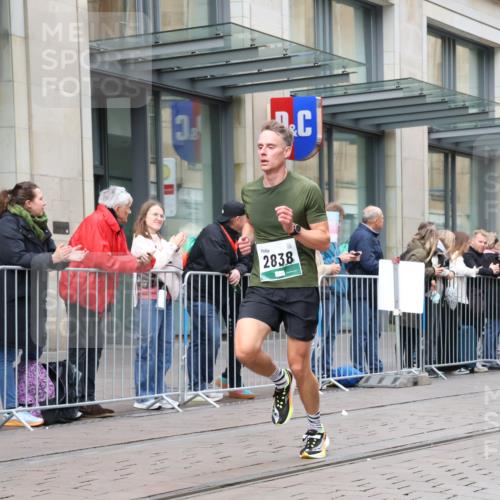 05.10.2025 - 20. swb-Marathon Bremen Strokosch-Dieckow http://msf.ph/oto/9294204 05.10.2025 12:49:34 Ziel 733, 2838, 8883, 733, 2838, 8883 meine-sportfotos.de