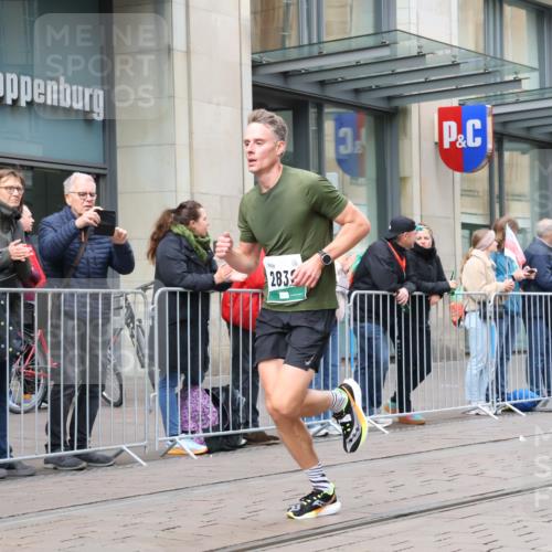 05.10.2025 - 20. swb-Marathon Bremen Strokosch-Dieckow http://msf.ph/oto/9294207 05.10.2025 12:49:35 Ziel 733, 2838, 8883, 733, 2838, 8883 meine-sportfotos.de