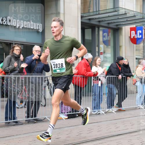 05.10.2025 - 20. swb-Marathon Bremen Strokosch-Dieckow http://msf.ph/oto/9294210 05.10.2025 12:49:35 Ziel 733, 2838, 8883, 733, 2838, 8883 meine-sportfotos.de