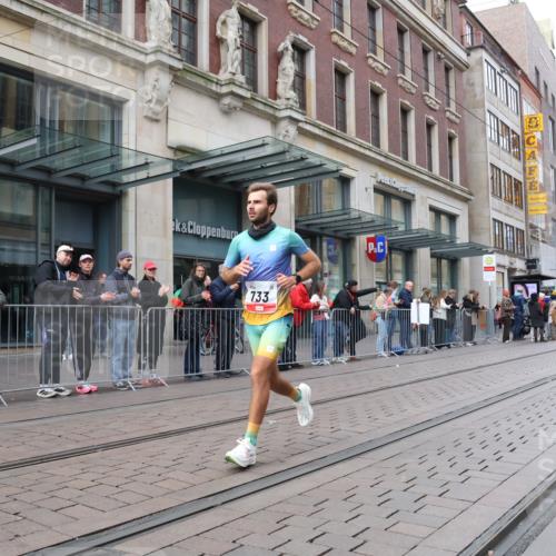 05.10.2025 - 20. swb-Marathon Bremen Strokosch-Dieckow http://msf.ph/oto/9294214 05.10.2025 12:49:40 Ziel 141, 733, 8883, 141, 733, 8883 meine-sportfotos.de