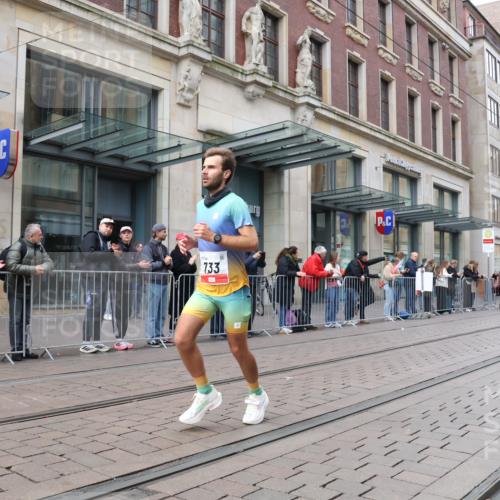 05.10.2025 - 20. swb-Marathon Bremen Strokosch-Dieckow http://msf.ph/oto/9294218 05.10.2025 12:49:40 Ziel 141, 733, 8883, 141, 733, 8883 meine-sportfotos.de