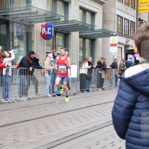 05.10.2025 - 20. swb-Marathon Bremen Strokosch-Dieckow http://msf.ph/oto/9294221 05.10.2025 12:49:48 Ziel 141, 1617, 2054, 2056, 8613, 8883, 141, 1617, 2054, 2056, 8613, 8883 meine-sportfotos.de