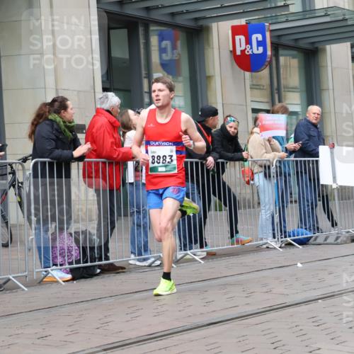 05.10.2025 - 20. swb-Marathon Bremen Strokosch-Dieckow http://msf.ph/oto/9294227 05.10.2025 12:49:49 Ziel 141, 1617, 2054, 2056, 8613, 8883, 141, 1617, 2054, 2056, 8613, 8883 meine-sportfotos.de