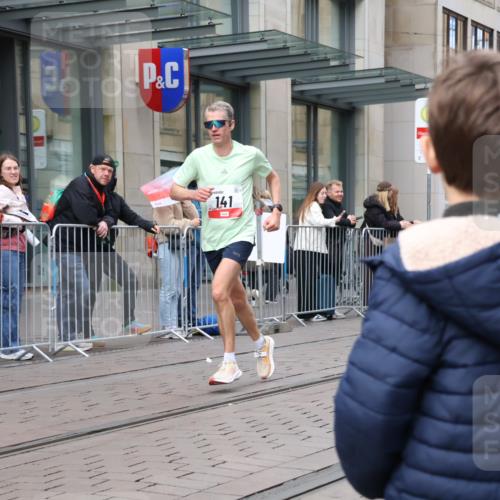 05.10.2025 - 20. swb-Marathon Bremen Strokosch-Dieckow http://msf.ph/oto/9294233 05.10.2025 12:49:56 Ziel 141, 1617, 2054, 2056, 8613, 141, 1617, 2054, 2056, 8613 meine-sportfotos.de