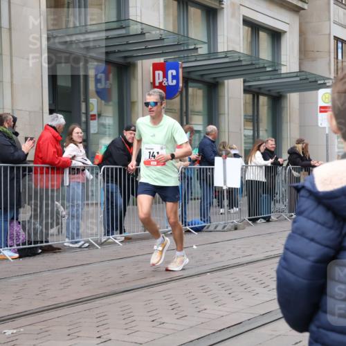 05.10.2025 - 20. swb-Marathon Bremen Strokosch-Dieckow http://msf.ph/oto/9294237 05.10.2025 12:49:56 Ziel 141, 1617, 2054, 2056, 8613, 141, 1617, 2054, 2056, 8613 meine-sportfotos.de