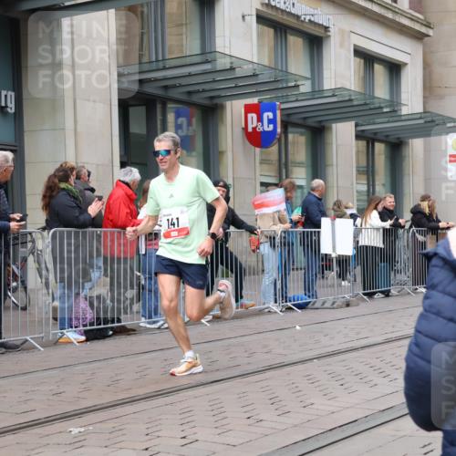 05.10.2025 - 20. swb-Marathon Bremen Strokosch-Dieckow http://msf.ph/oto/9294241 05.10.2025 12:49:56 Ziel 141, 1617, 2054, 2056, 8613, 141, 1617, 2054, 2056, 8613 meine-sportfotos.de