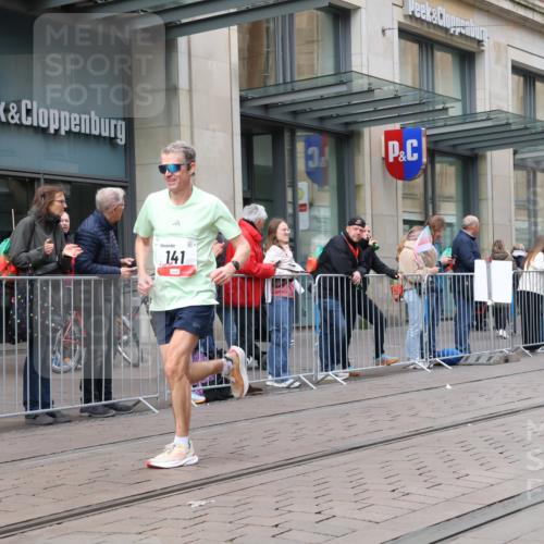 05.10.2025 - 20. swb-Marathon Bremen Strokosch-Dieckow http://msf.ph/oto/9294243 05.10.2025 12:49:57 Ziel 141, 1617, 2033, 2054, 2056, 8613, 141, 1617, 2033, 2054, 2056, 8613 meine-sportfotos.de